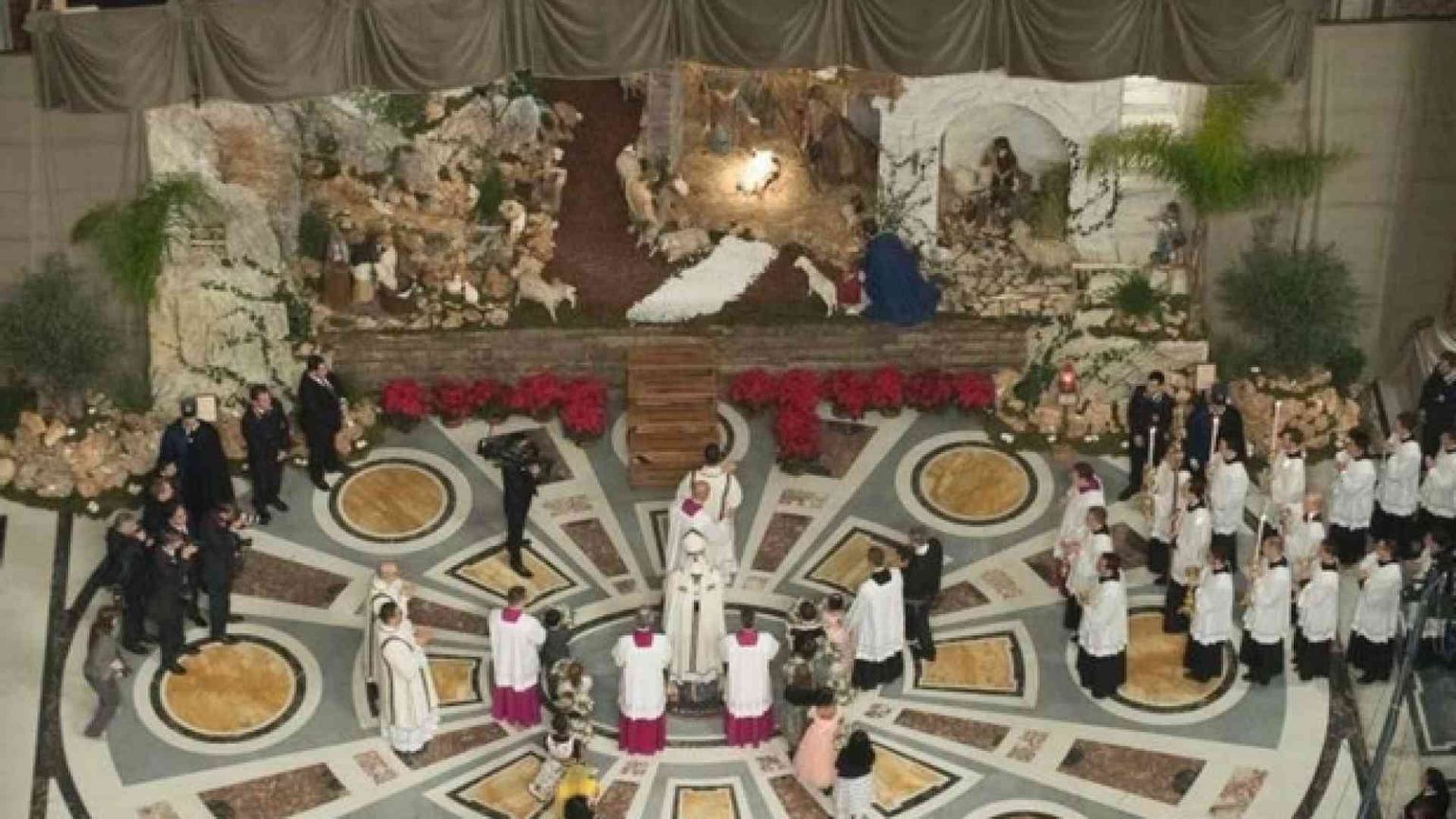 L'omelia di Papa Francesco: nel Bambino abbracciamo chi non ha posto