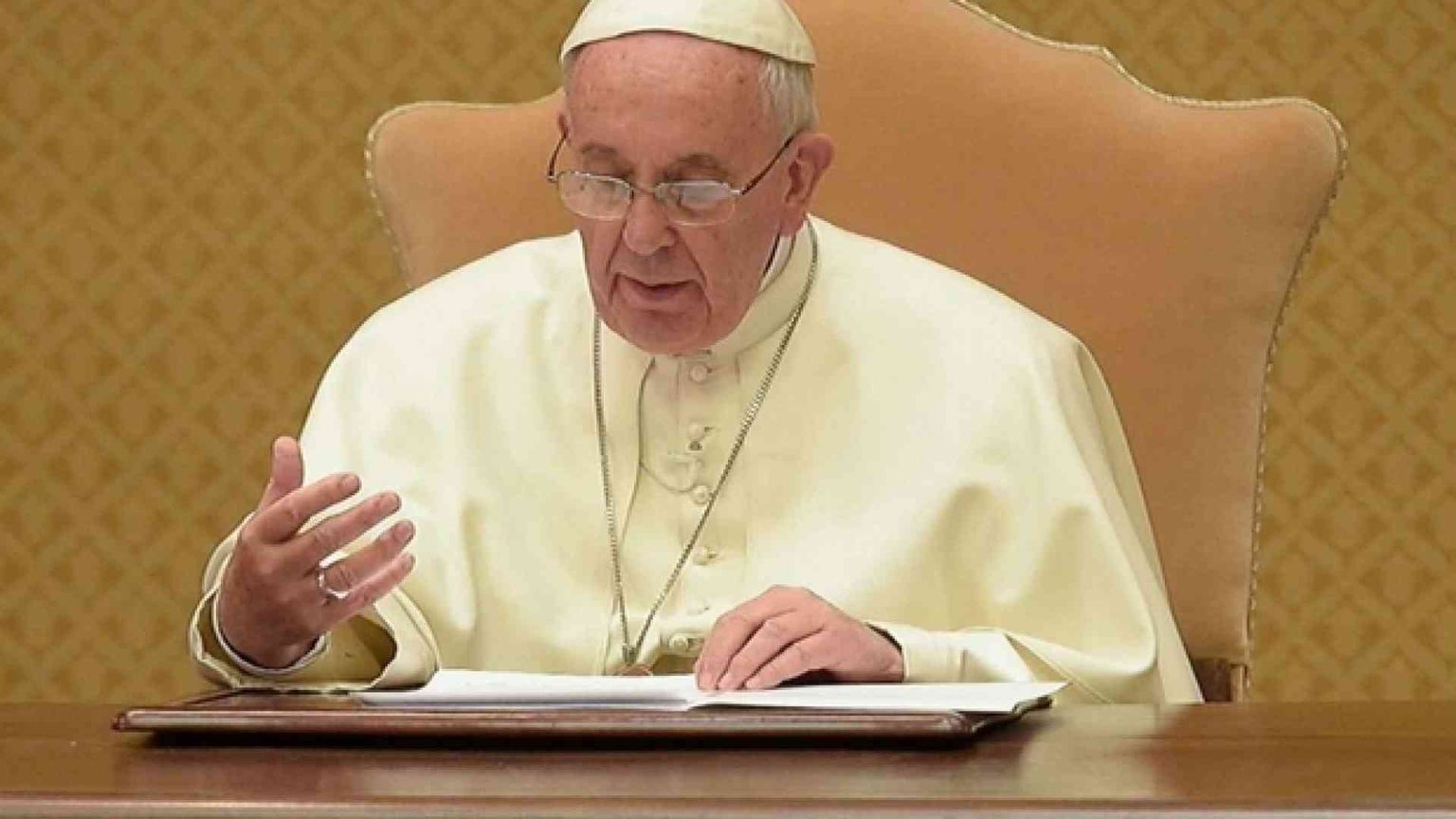 Francesco: la teologia si fa «in ginocchio», non dimenticando il fiuto della fede