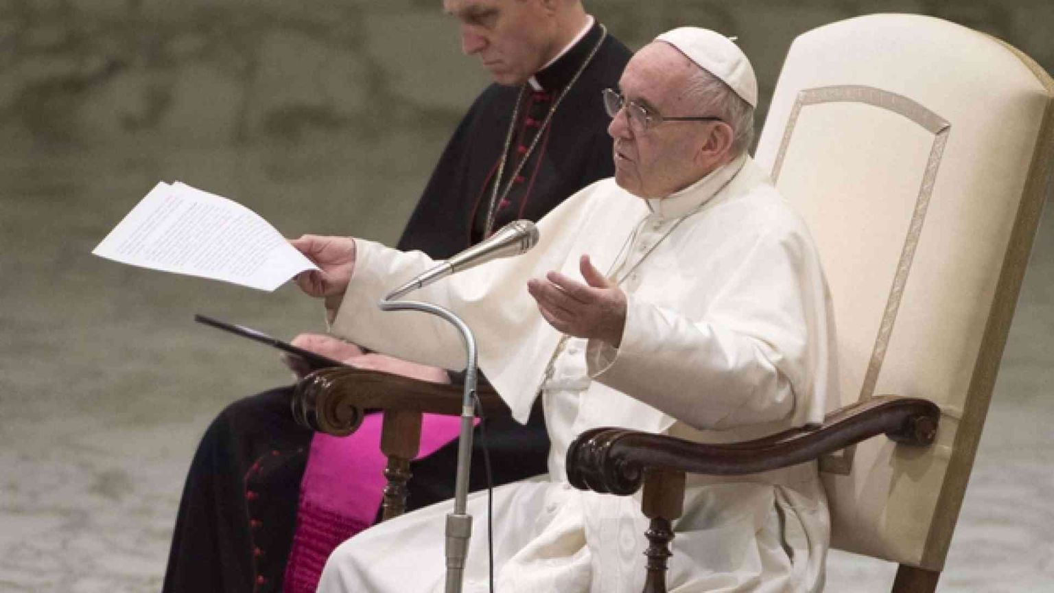 Papa Francesco: la Messa sia per noi tutti una scuola di preghiera