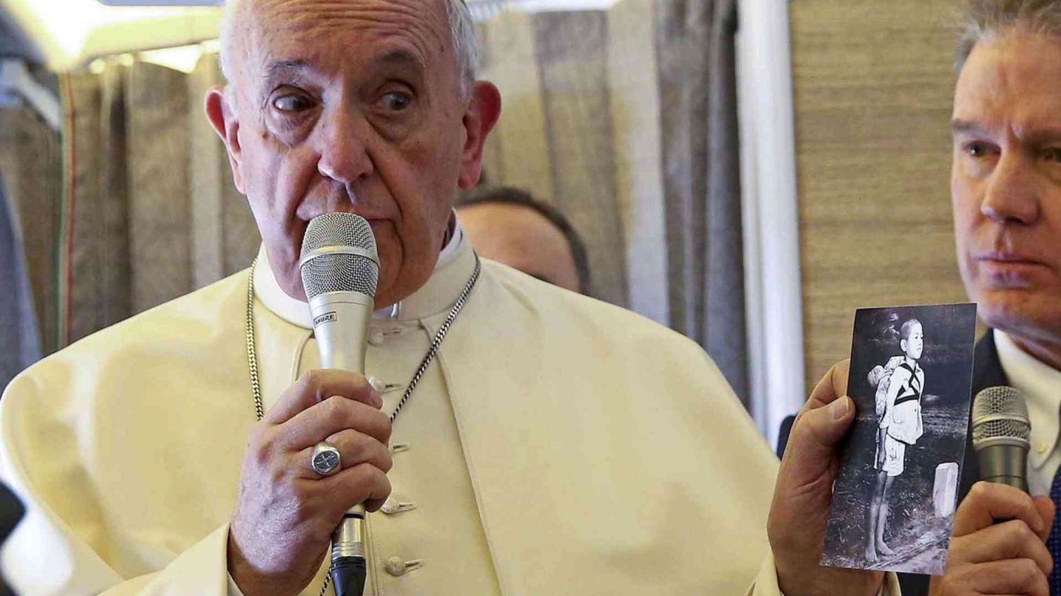 Francesco: «Temo guerra nucleare». E regala la foto di Nagasaki