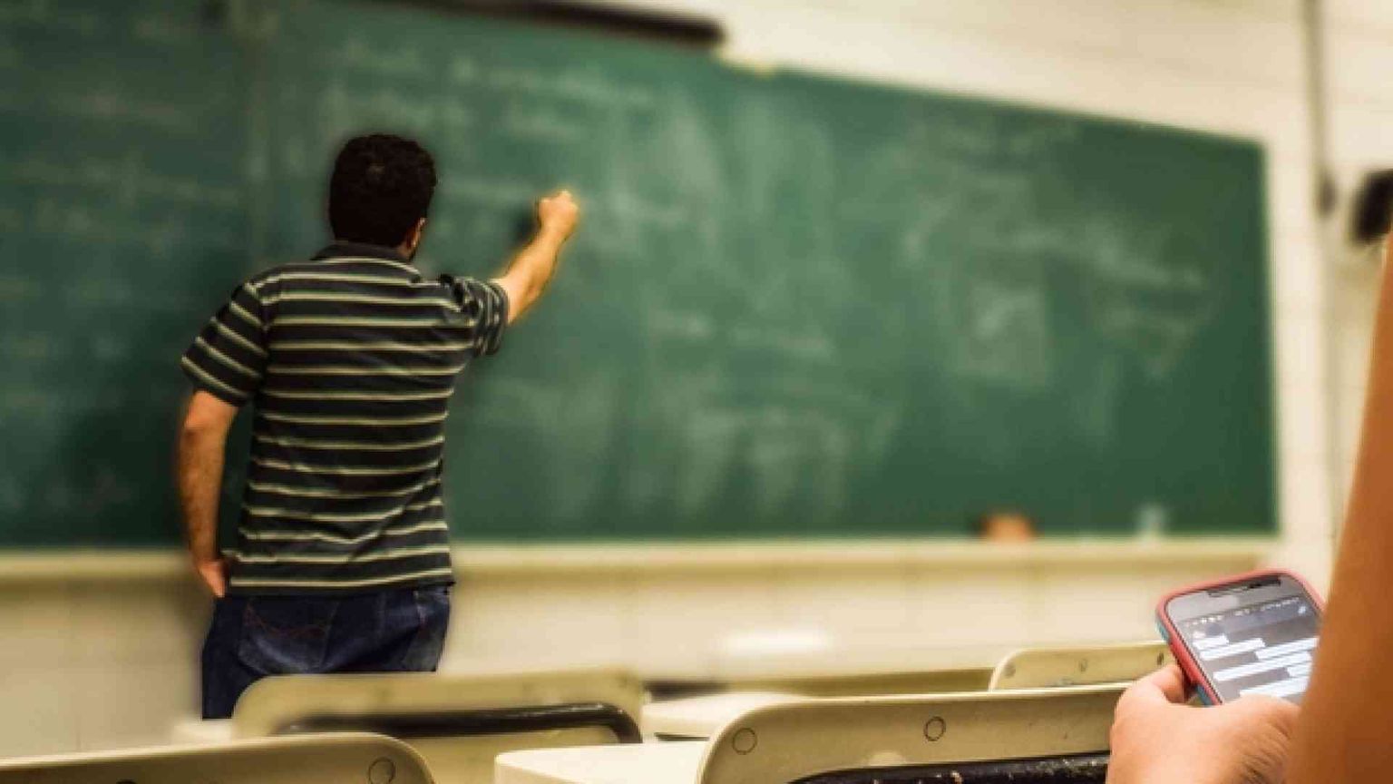 Le 10 regole per lo smartphone in classe