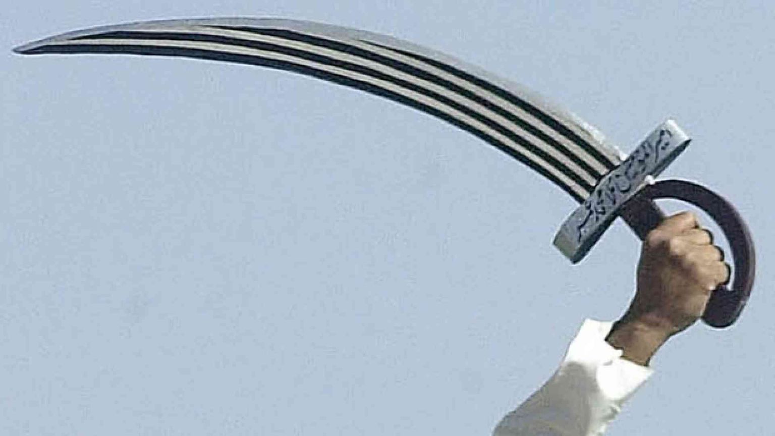 Iran, amputata mano a uomo accusato di furto