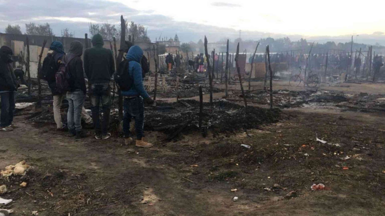 Migranti, brucia tendopoli: morta una donna. Le parole del vescovo