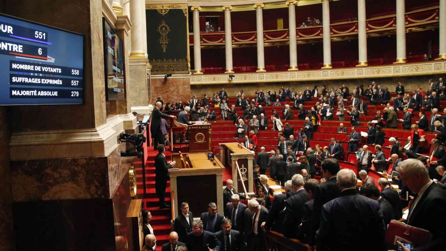 Simboli religiosi «cacciati» dal Parlamento