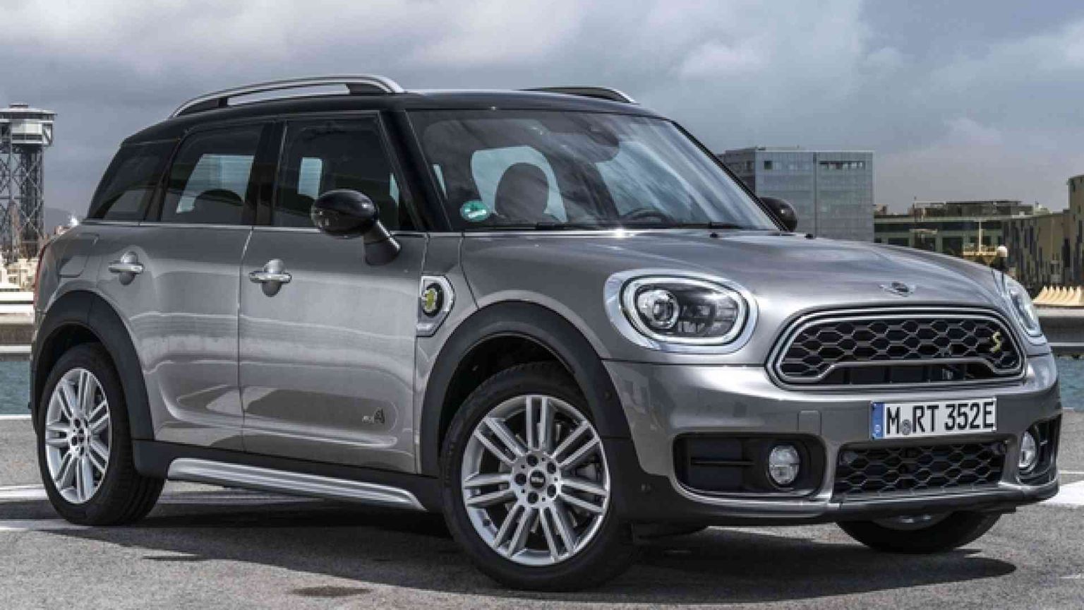 Elettrizzante e cara, ecco come va la prima Mini con due motori