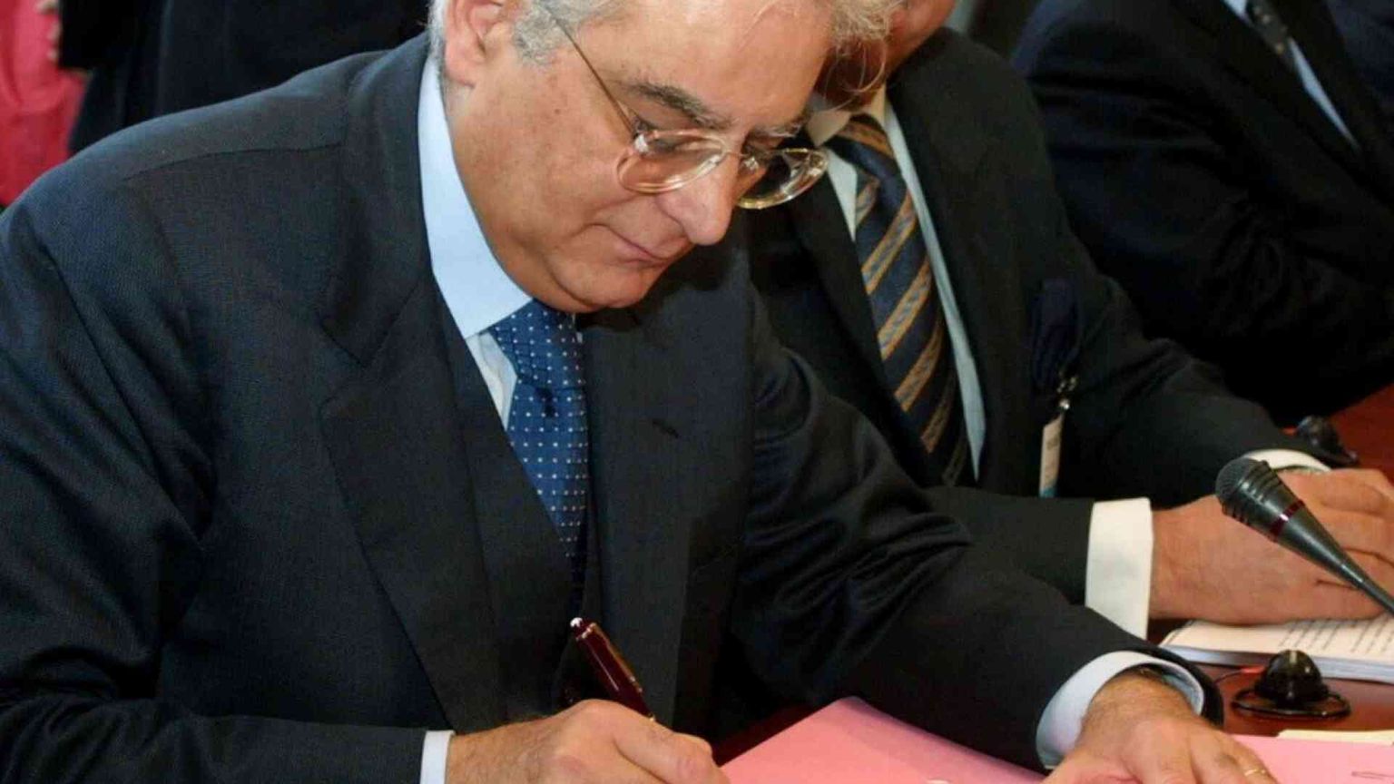 Mattarella: l'egoismo porta a violenza. La Ue: attacco ai nostri valori