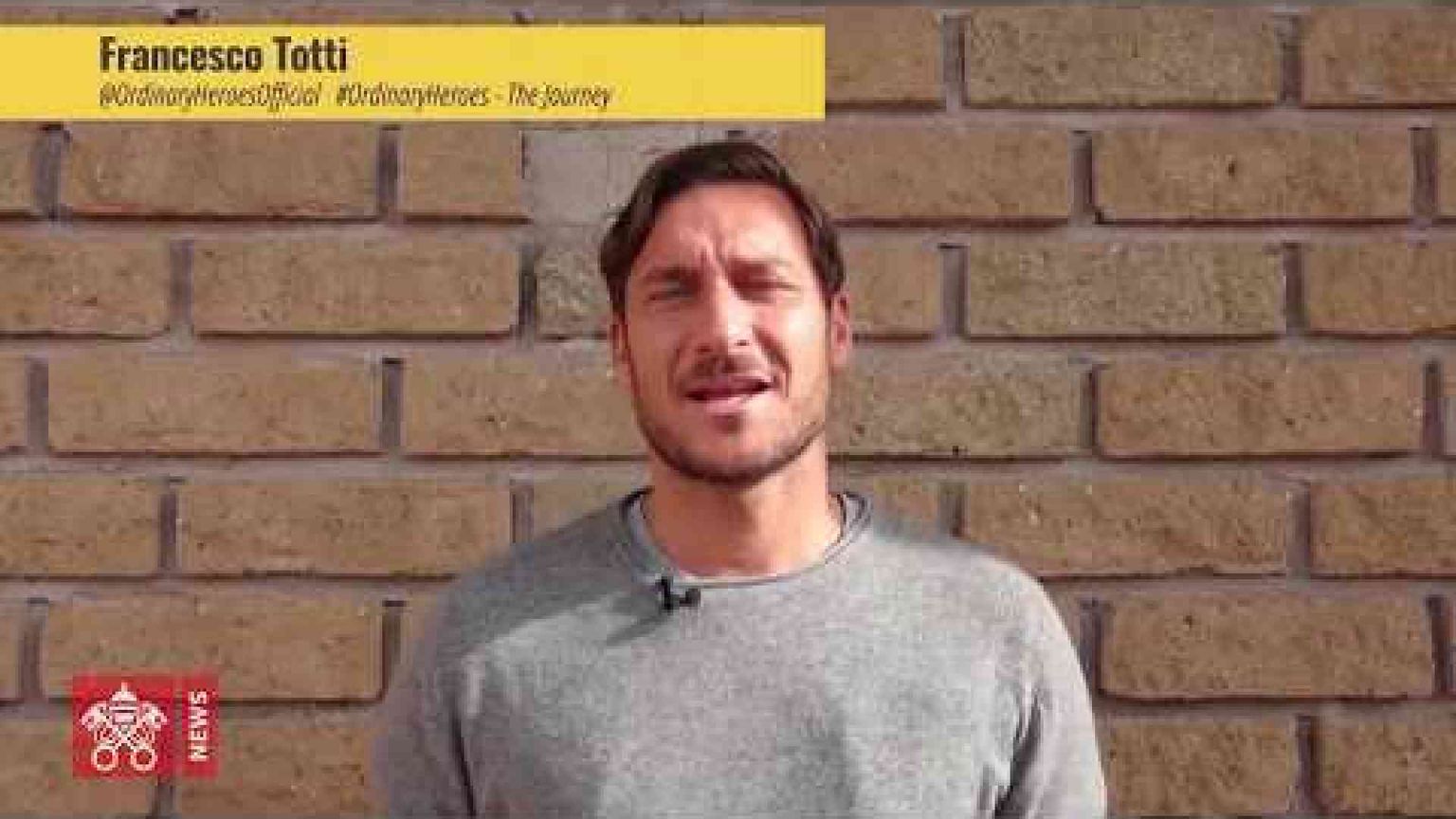 Beneficenza, la maglia di Super-Pope e il primo «calcio» da Totti