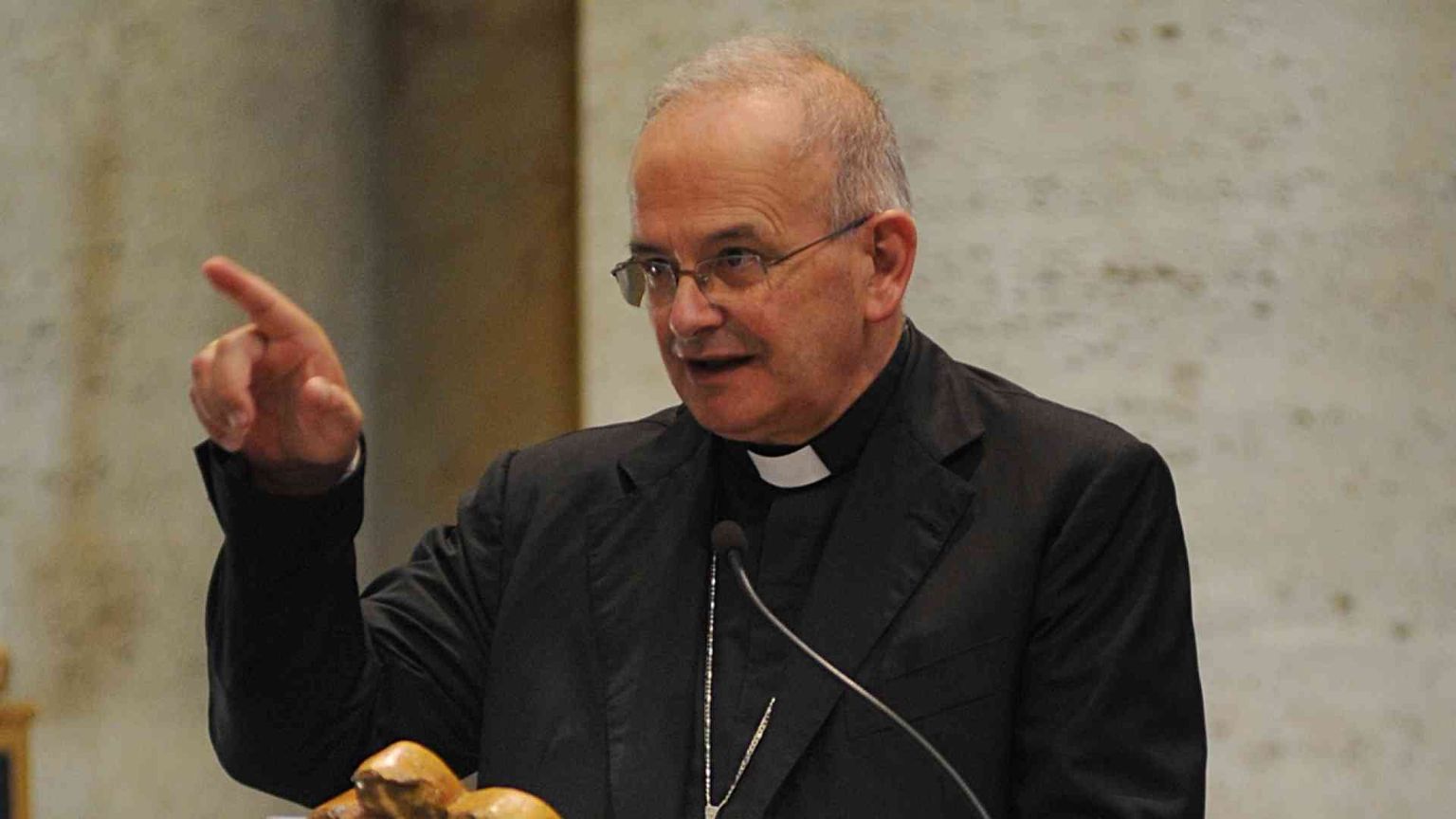 Il vescovo Spinillo revoca a don Barone la facoltà di celebrare in pubblico