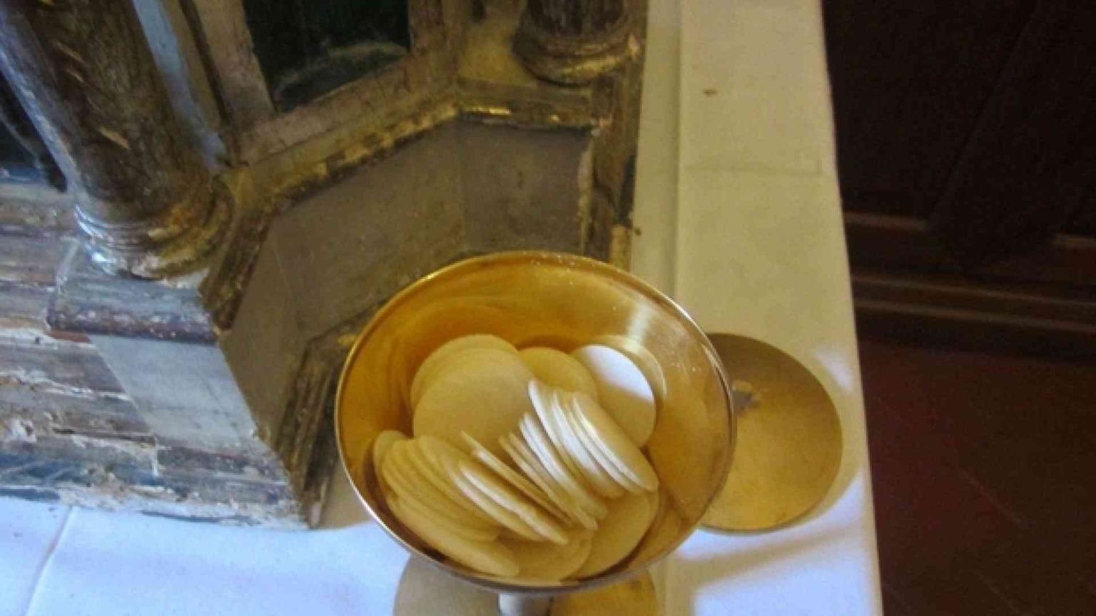 Ostie trovate intatte nel tabernacolo. «Gesù sotto le macerie» di Arquata