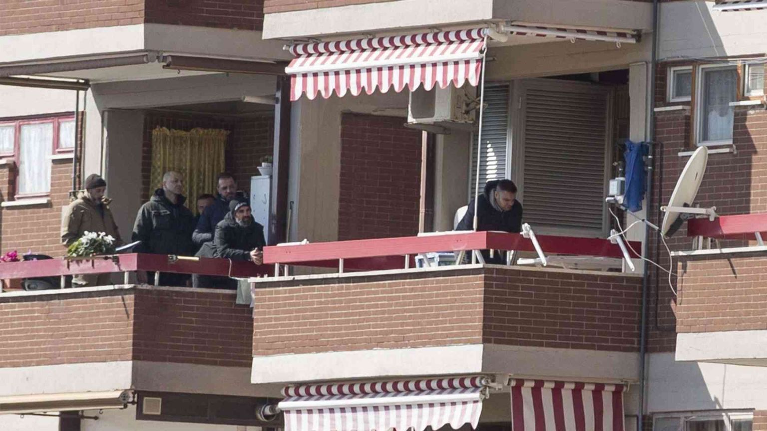 Strage familiare: carabiniere ferisce la moglie, uccide le figlie e si spara