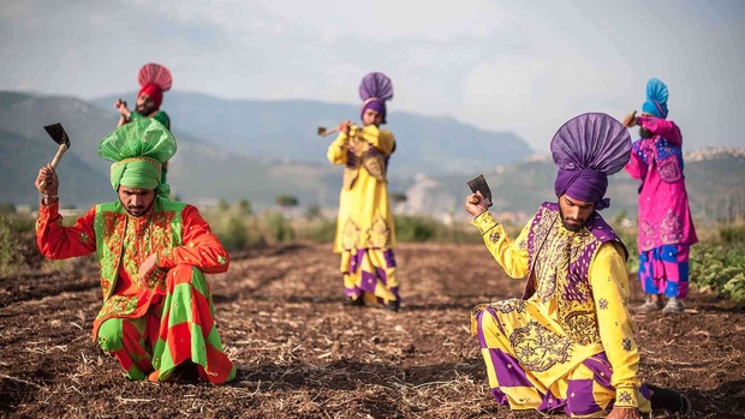 Il film «The Harvest», chi sono i nuovi schiavi del lavoro
