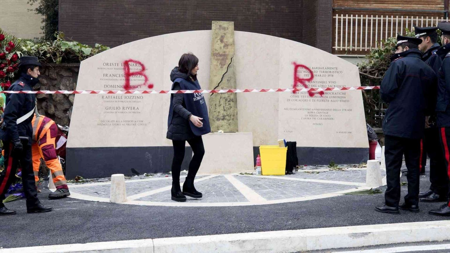 Di nuovo imbrattato il monumento in memoria della scorta di Aldo Moro