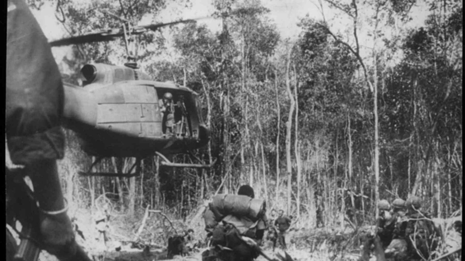 1975 - Cade Saigon, finisce la guerra. Per l'Indocina è dramma