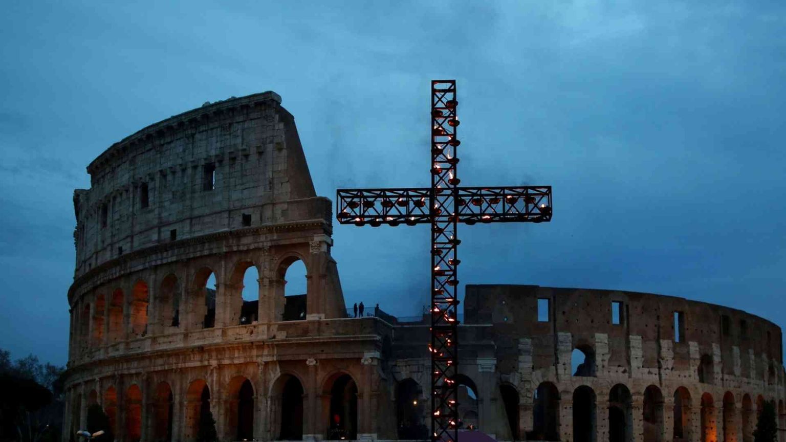 La preghiera di Papa Francesco alla Via Crucis al Colosseo