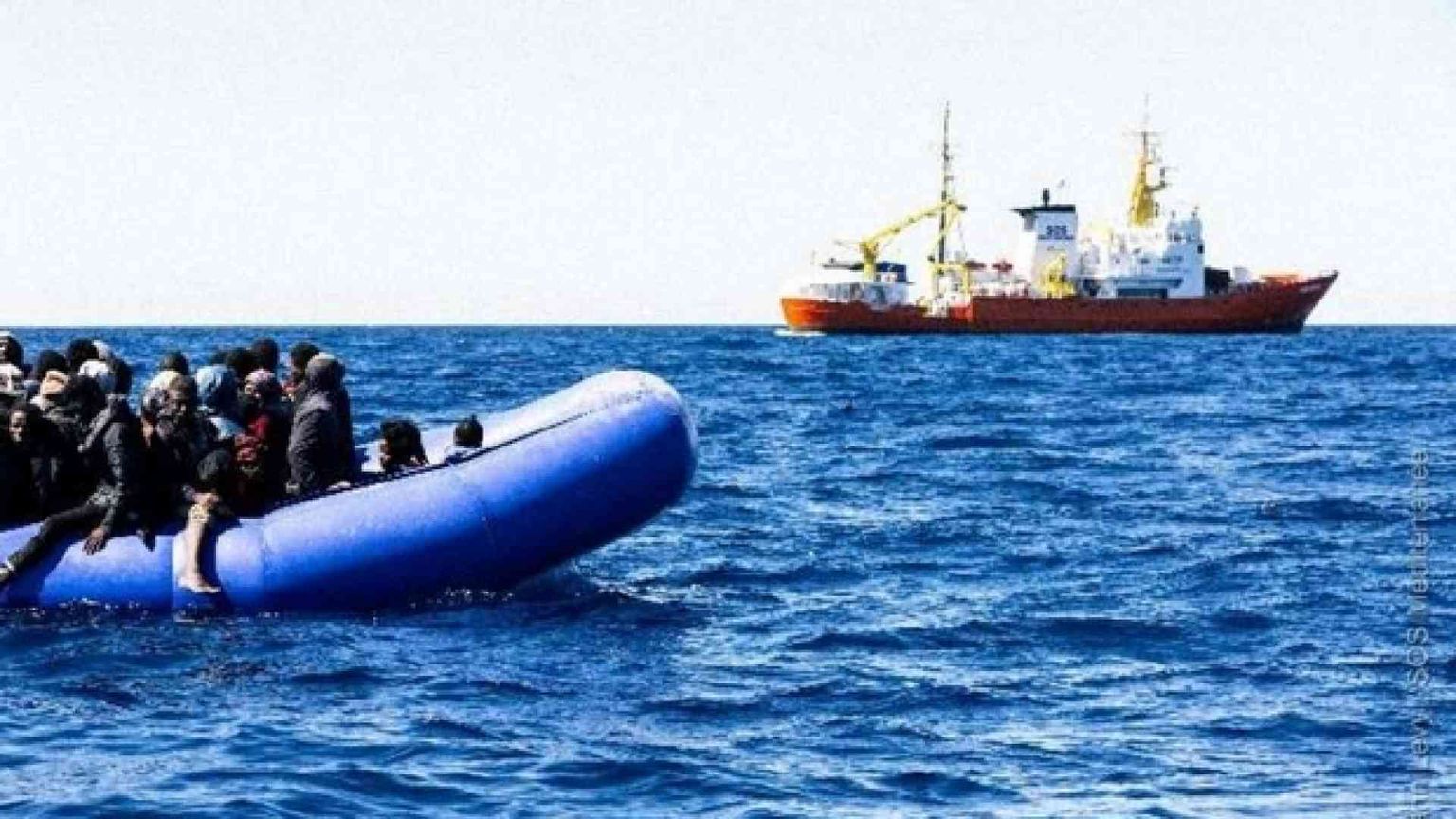 Migranti, ancora caos in mare. «Famiglie separate dai libici»