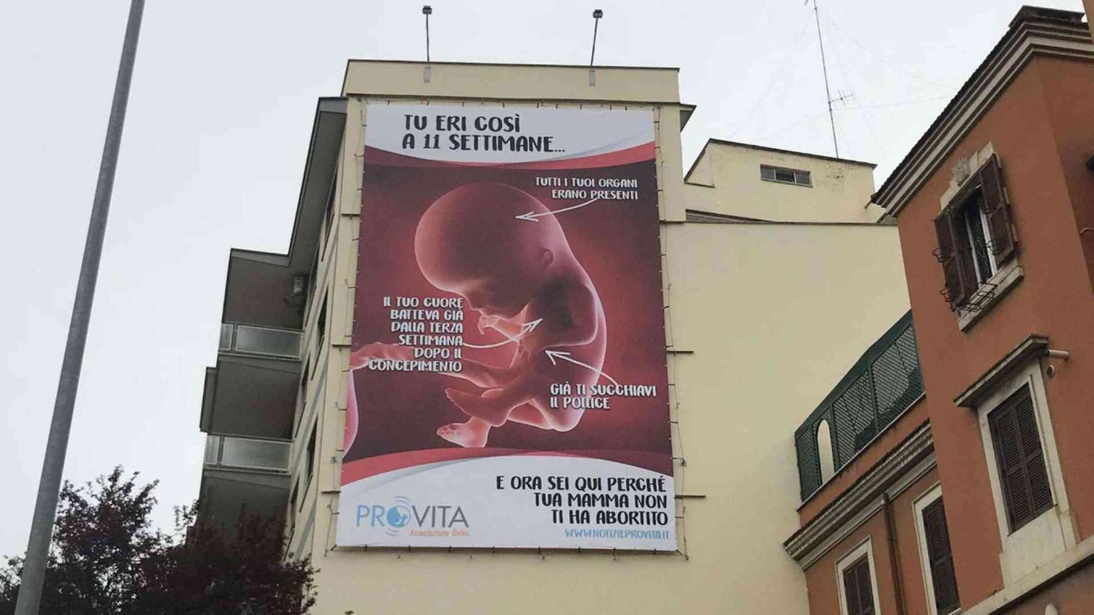 Il poster rimosso contro l'aborto, la campagna continua sul web