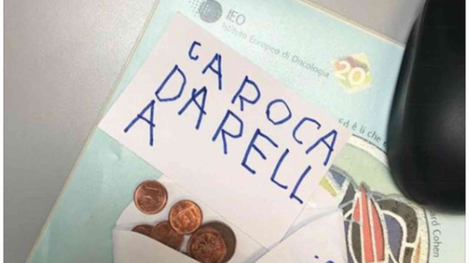 A 5 anni dona monete alla ricerca sul cancro. «Per la mamma»