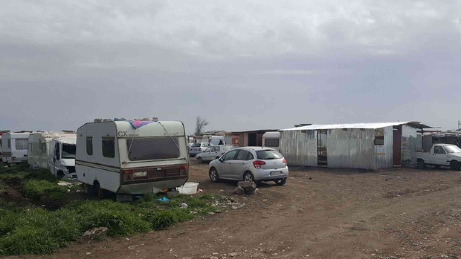 Rignano, il gran ghetto dei braccianti ora è fatto di roulotte