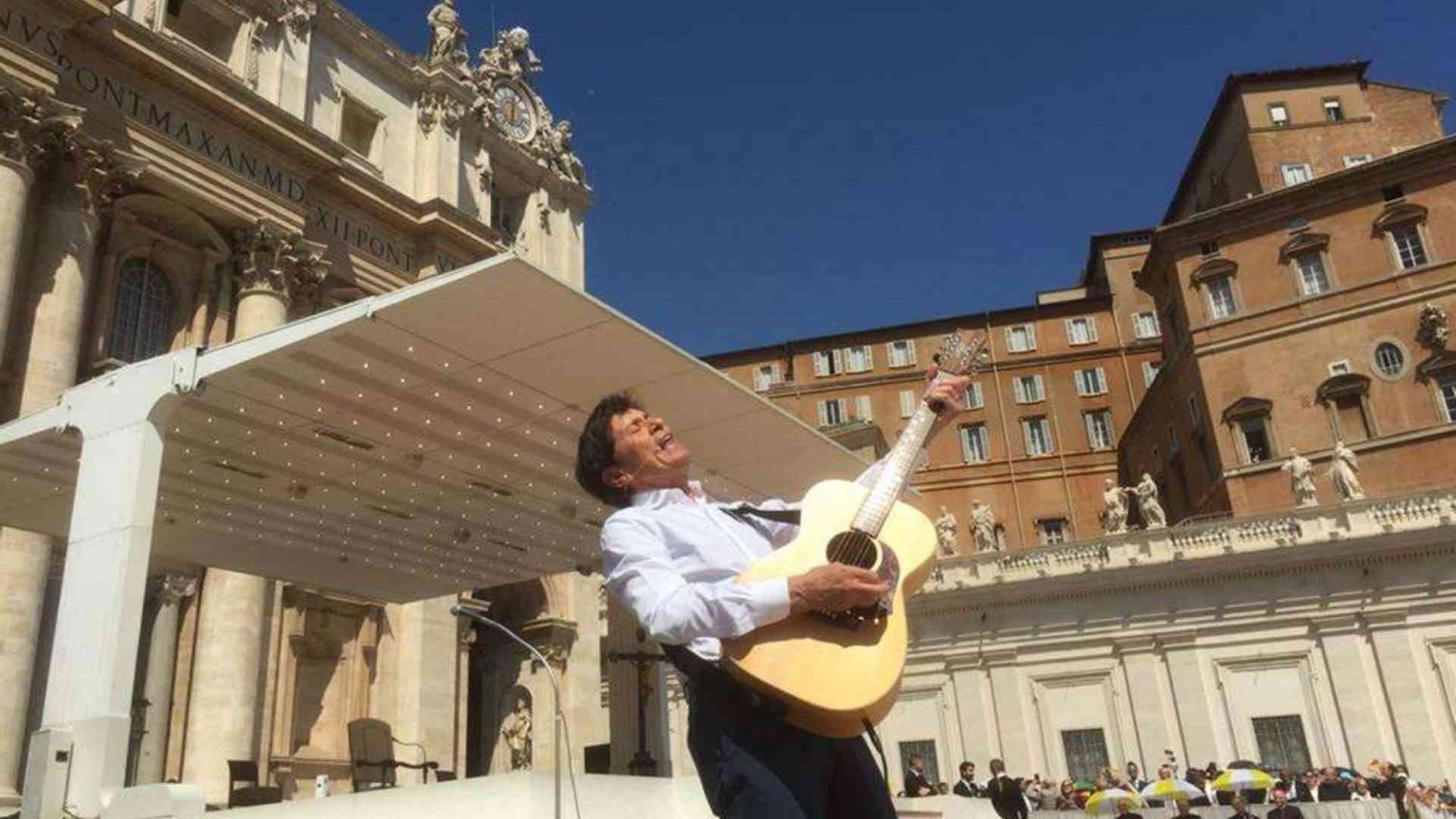 Le diocesi di Bologna e Cesena in visita, Gianni Morandi canta per il Papa