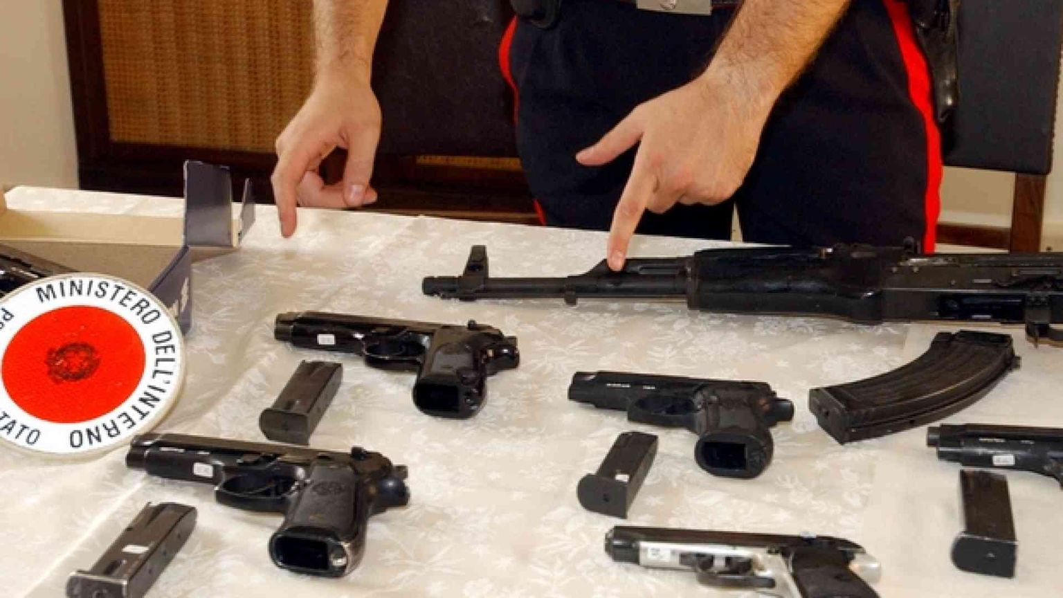 Gorizia, fermato bosniaco con armi da guerra