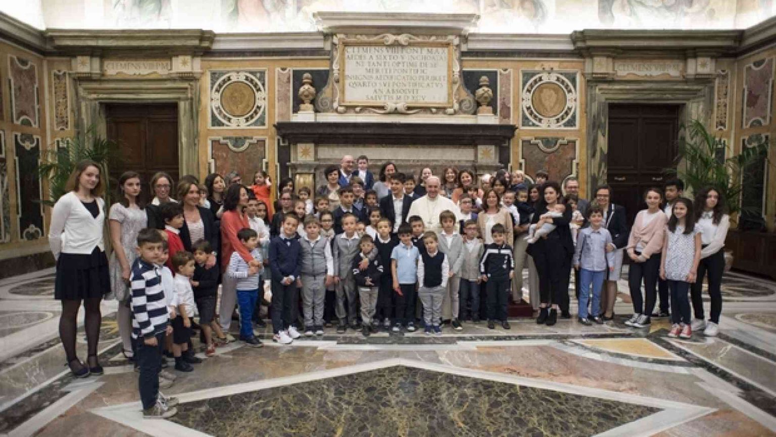 Papa: «Nessuno detti la vostra agenda, solo i poveri»