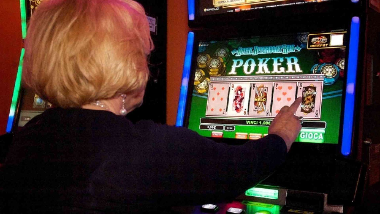 Azzardo, in calo scommettitori giovani ma è boom tra gli adulti