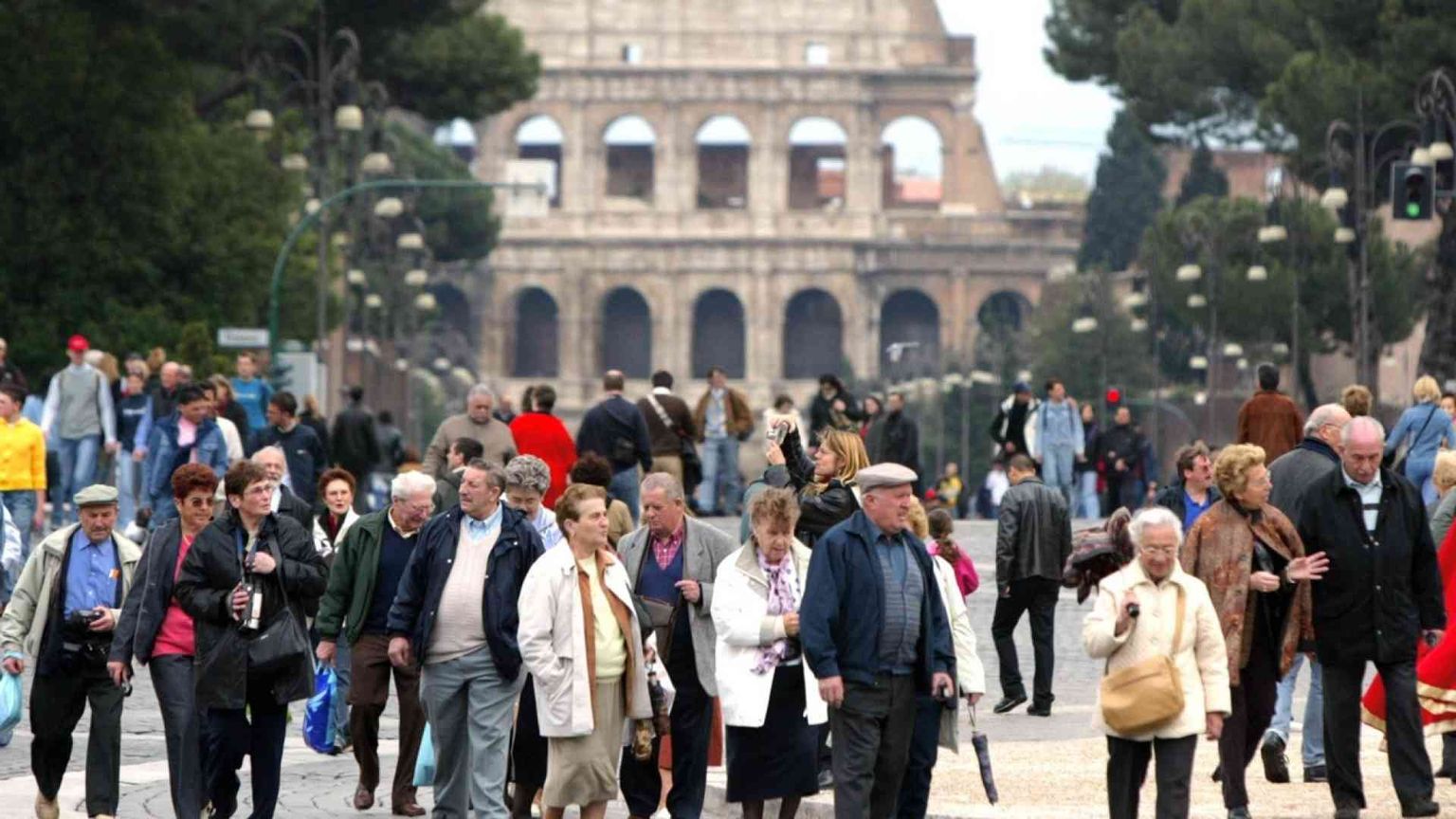 L'Italia nel 2065: 54 milioni di abitanti, vita media delle donne 90 anni