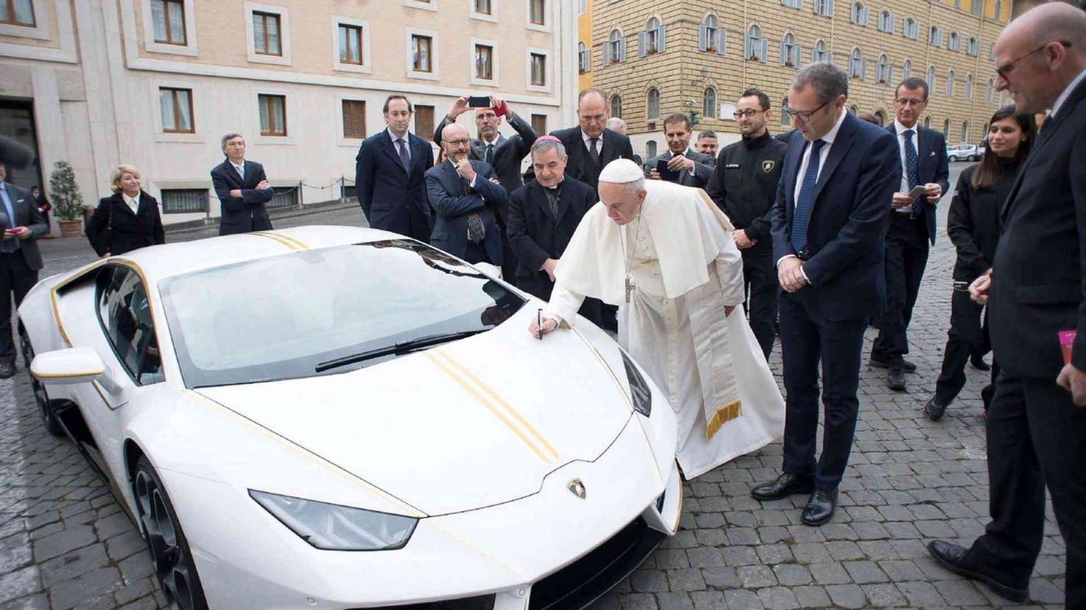 Venduta all'asta la Lamborghini «del Papa»
