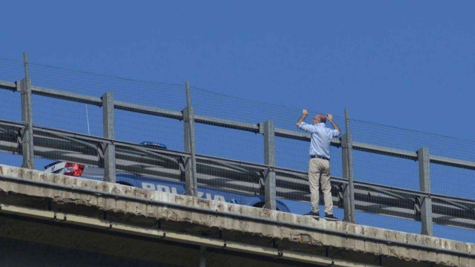 Getta la figlia dal viadotto e si suicida: forse ha ucciso anche la moglie