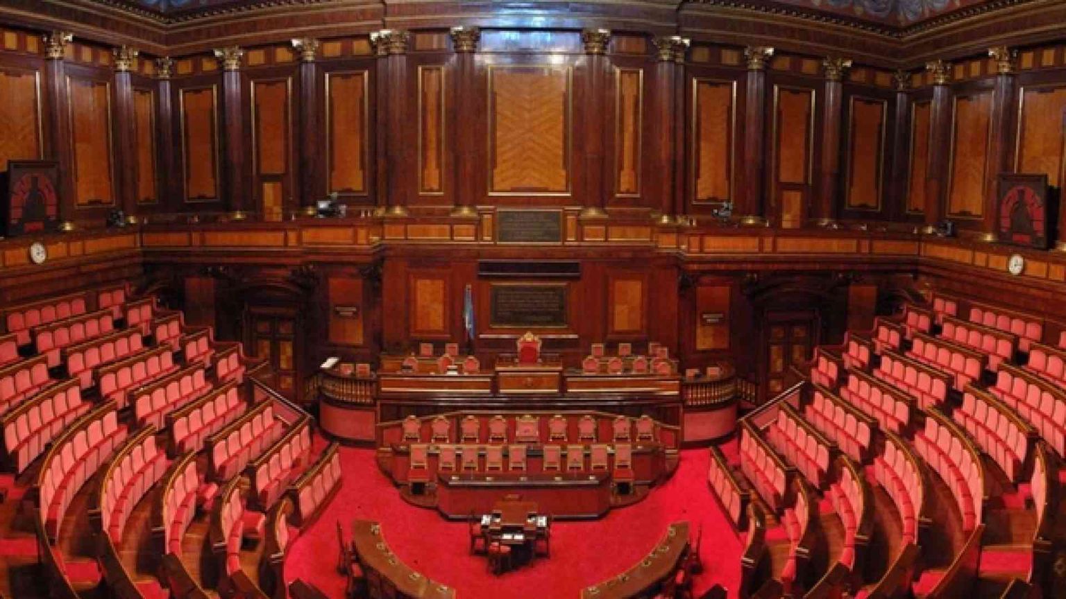 Conte trova i numeri alla Camera e al Senato. Berlusconi dice «no»