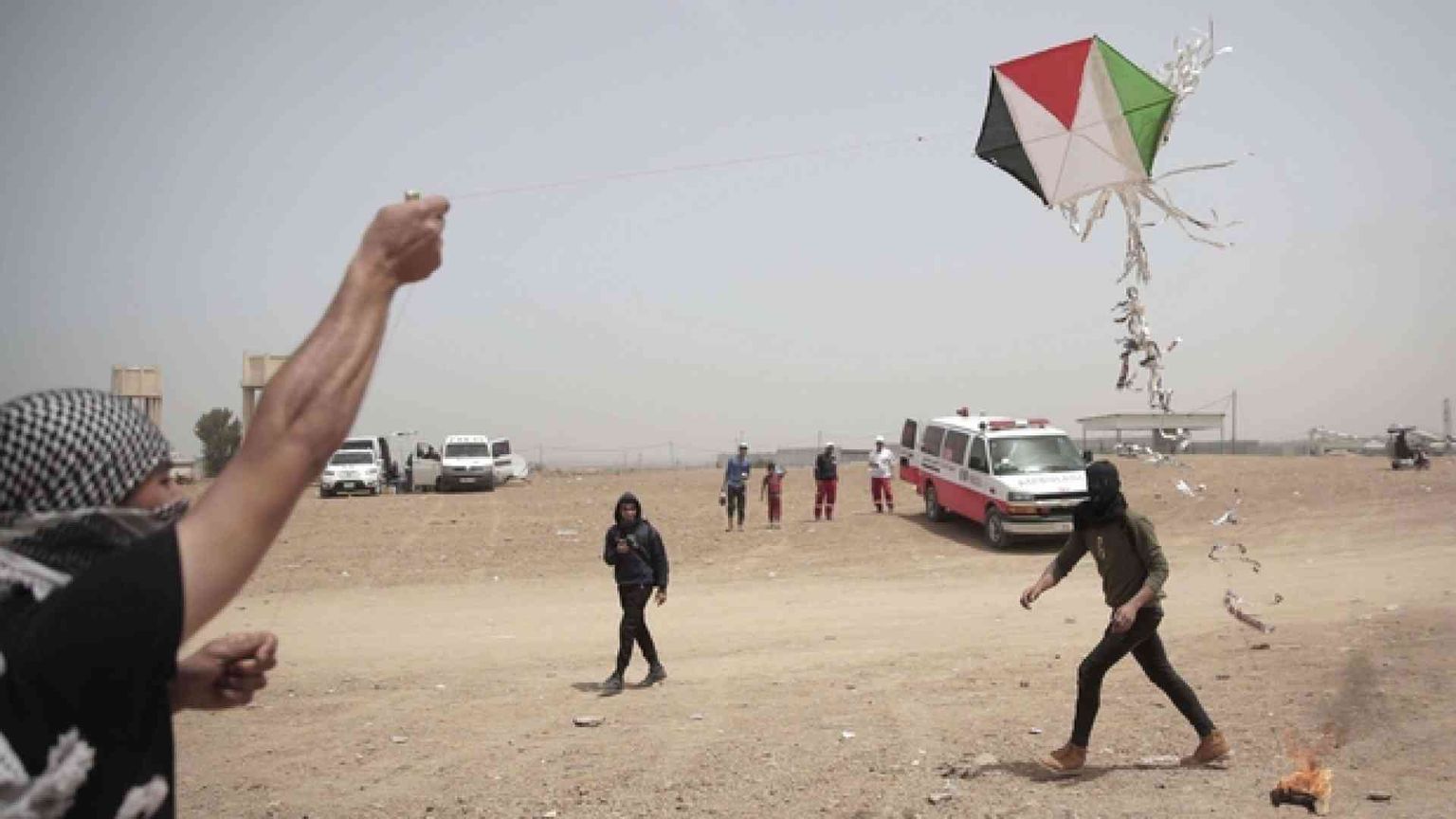 Pioggia di razzi da Gaza, Israele reagisce e bombarda