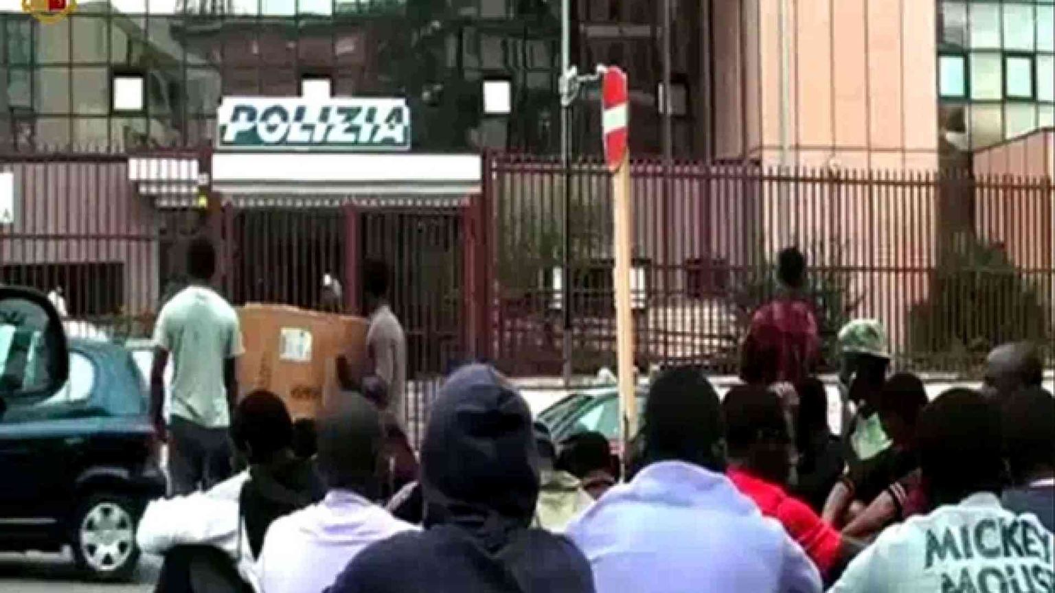 Migranti ridotti alla fame. La Procura: accoglienza barbarica