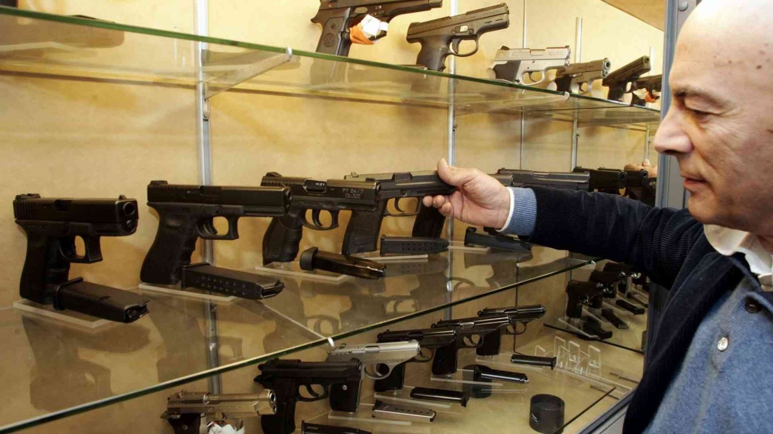 Calano i reati, aumenta l'insicurezza. E un italiano su 3 vuole armi più facili