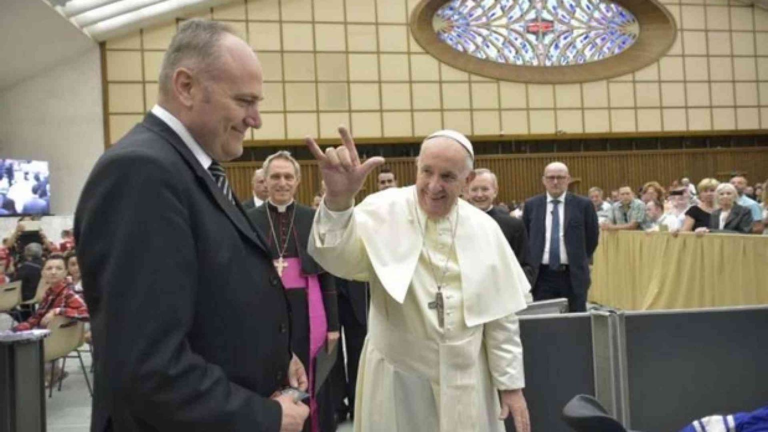 E Francesco usa il saluto rock