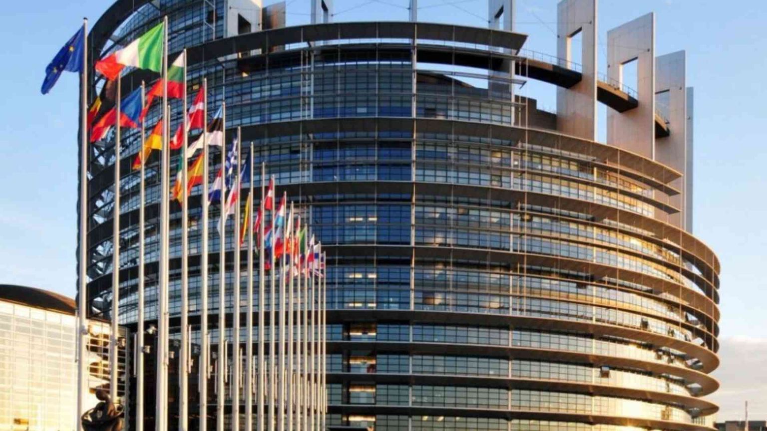 Il Parlamento Ue si spacca in due: voto rinviato a settembre