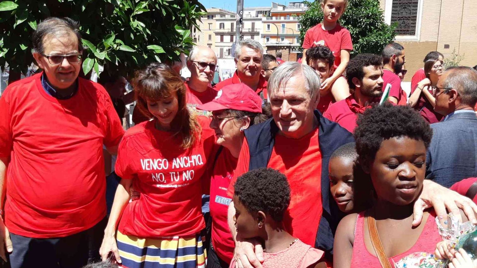 Magliette rosse dalle Alpi a Lampedusa «contro l'emorragia di umanità»