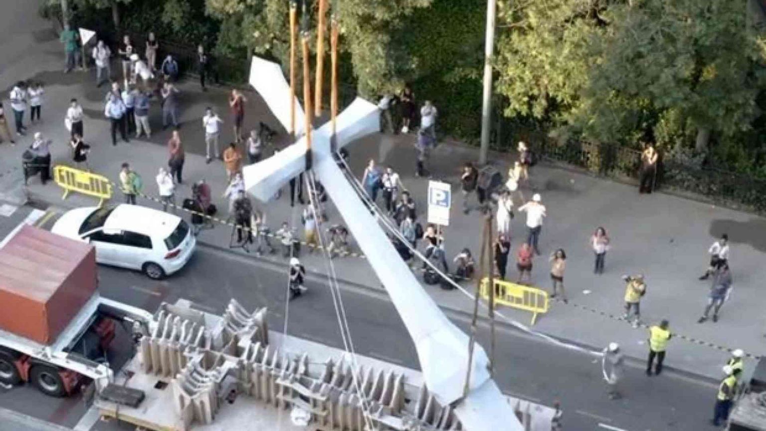 Sagrada Familia, una grande croce e tre angeli per la facciata