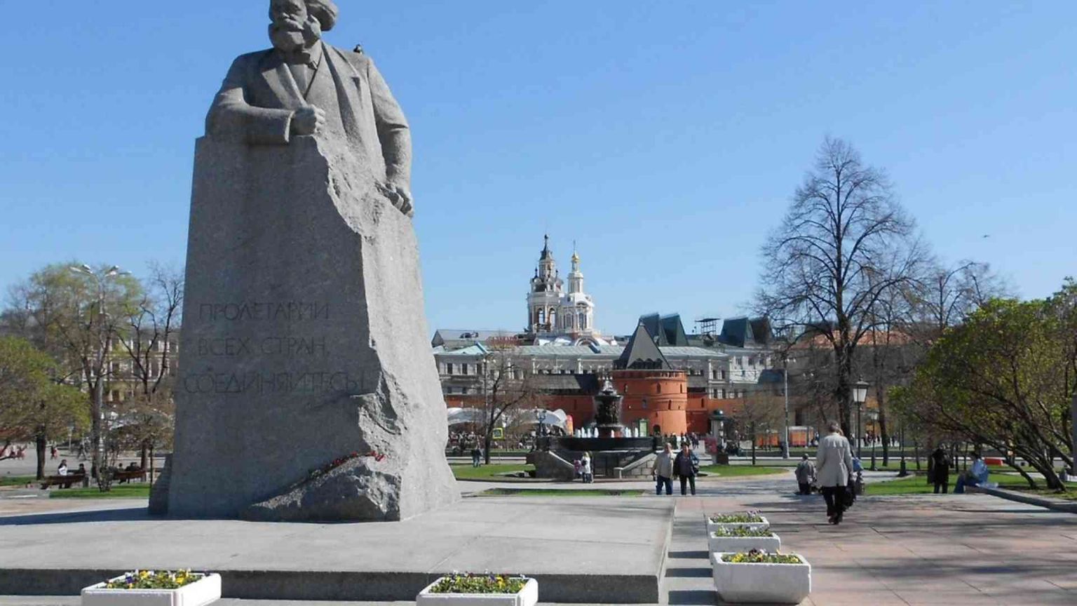 La Russia cancella il passato, ma solo quello più scomodo