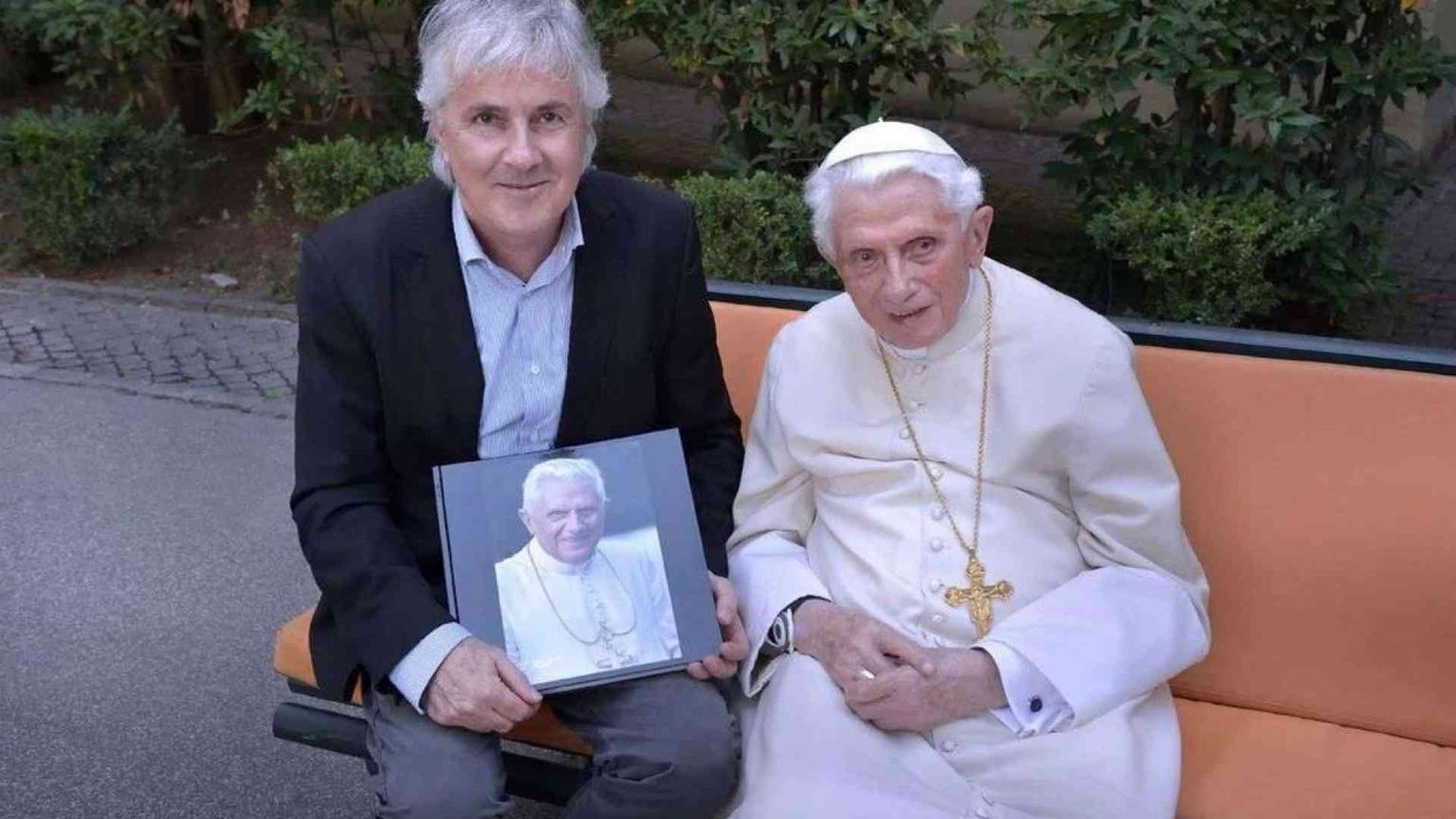 Ecco Benedetto XVI fra le panchine del monastero Mater Ecclesiae