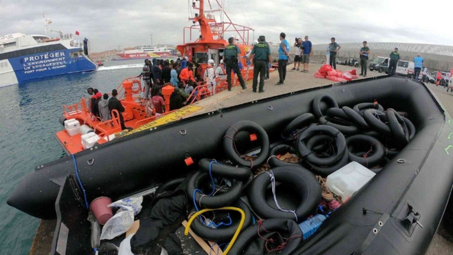 Nave italiana soccorre e riporta in Libia 108 profughi. È polemica