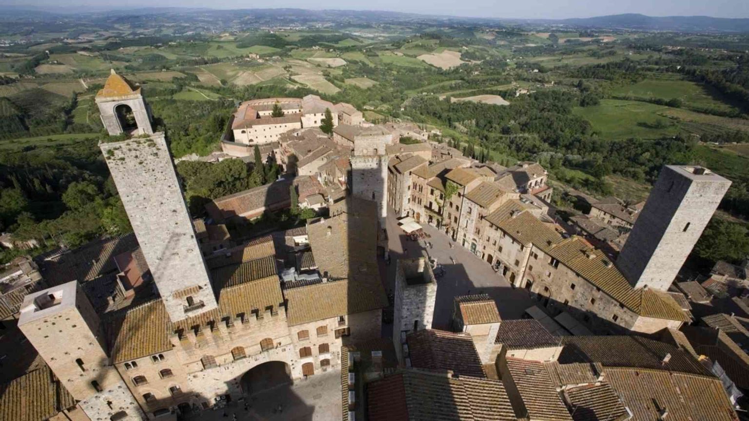 San Gimignano: cultura, vino e turisti mordi e fuggi
