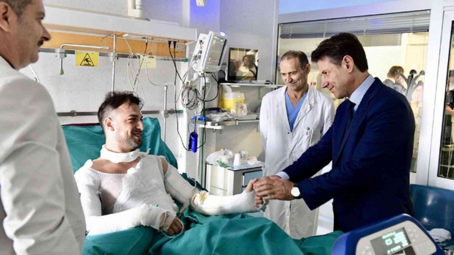 Conte visita i feriti. Identificata la vittima: l'autista dell'autocisterna