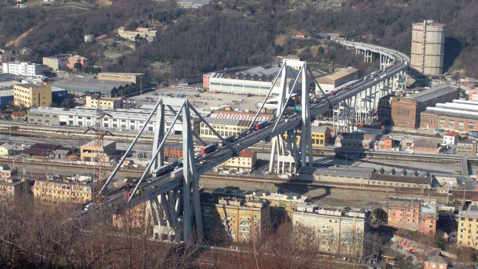 Il «Ponte di Brooklyn»: per noi genovesi indispensabile e inquietante