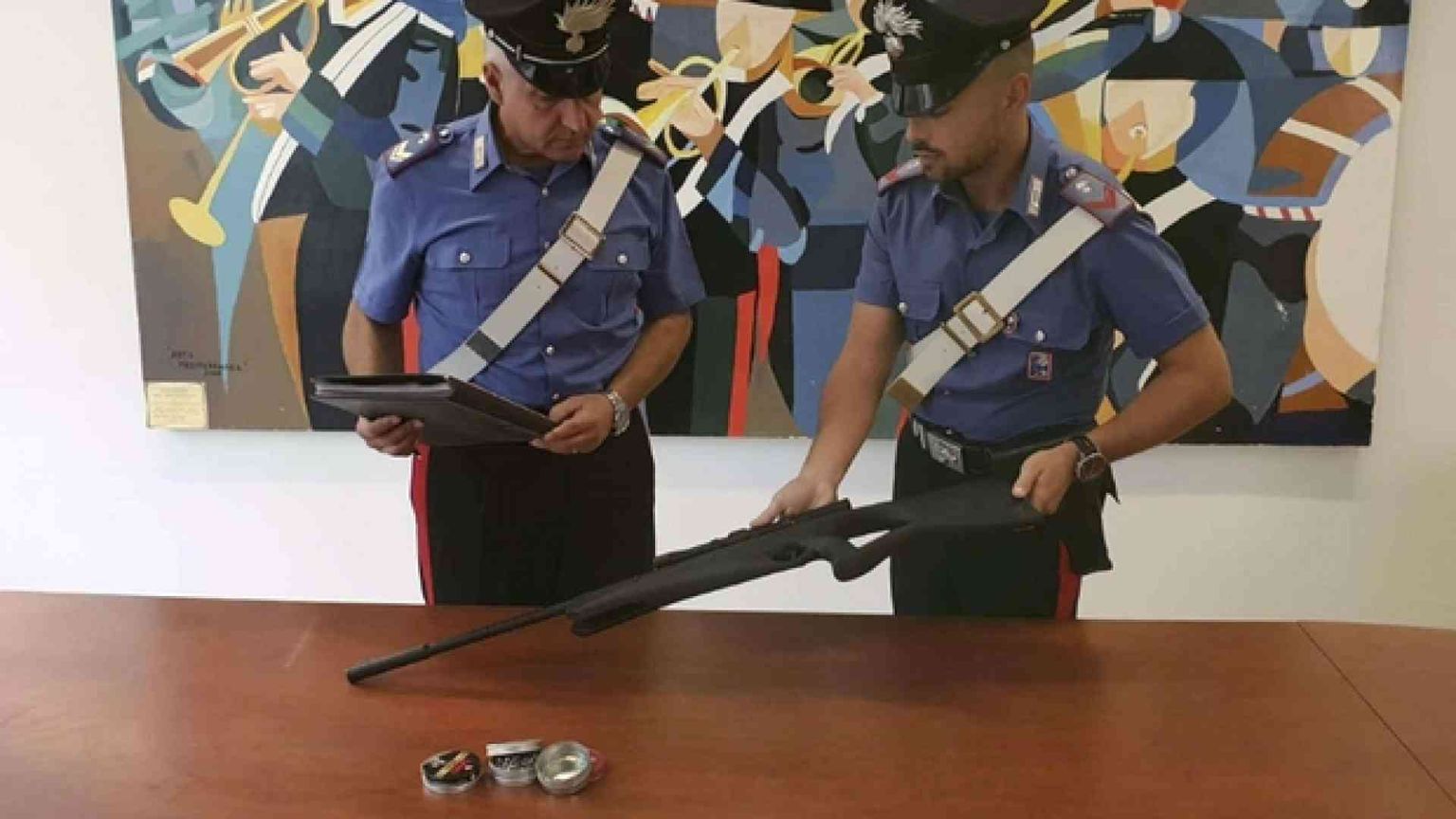 Camerunense ferito con fucile ad aria compressa. Scheda: migranti nel mirino