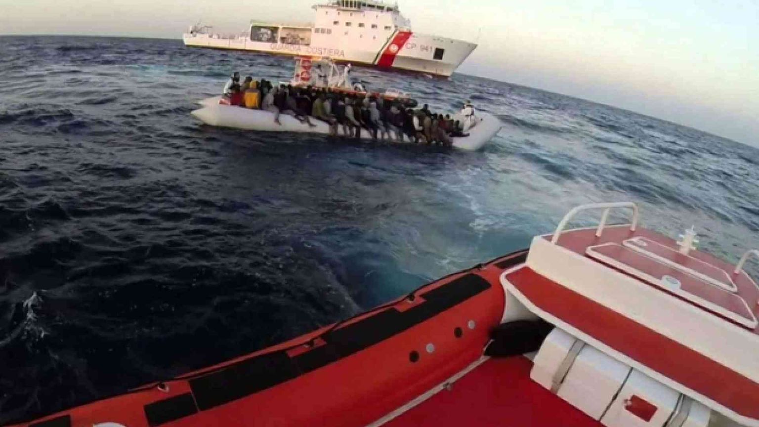 177 migranti a bordo, la Guardia costiera italiana ancora senza porto