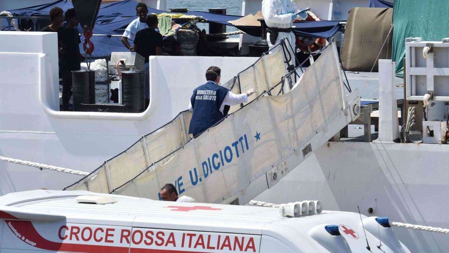 Sbarcano i profughi. Salvini indagato per la Diciotti: sequestro di persona