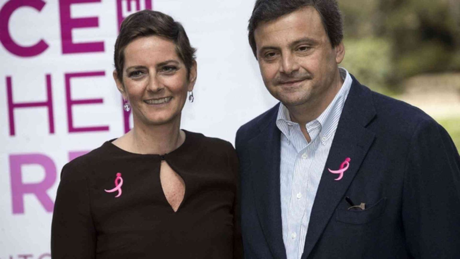 Calenda: scusate l'assenza, devo assistere mia moglie malata