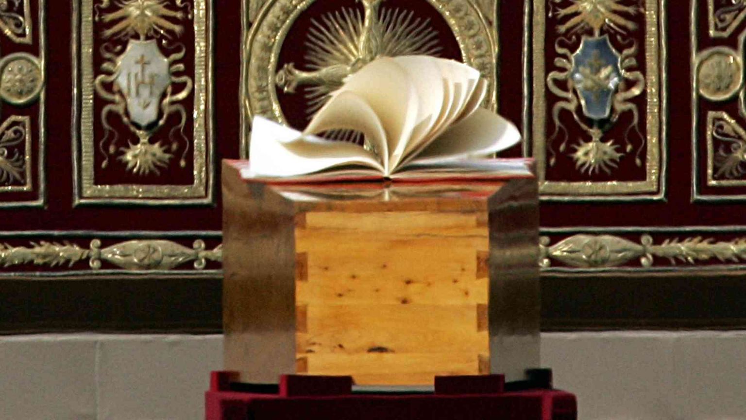 2005- Il mondo piange Giovanni Paolo II, maestro e padre per tutti