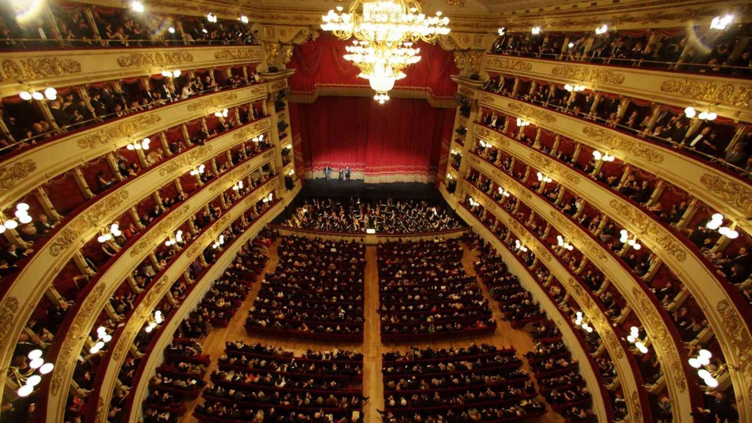 Loggionisti in rivolta: «Ci tolgono i biglietti per eliminare i fischi»