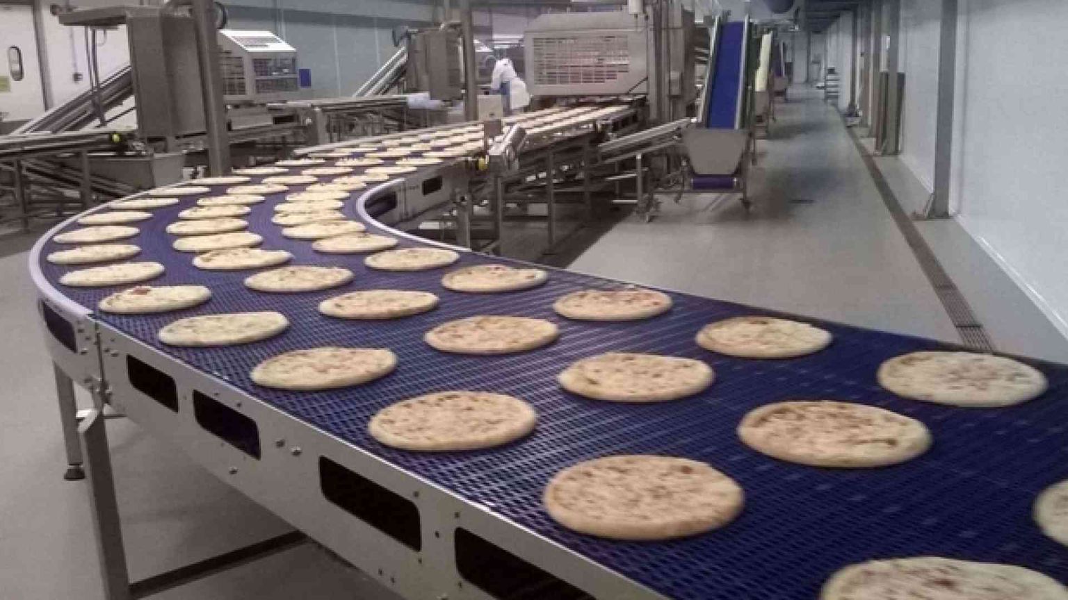 Un anno fa la fabbrica in fiamme, ora la rinascita